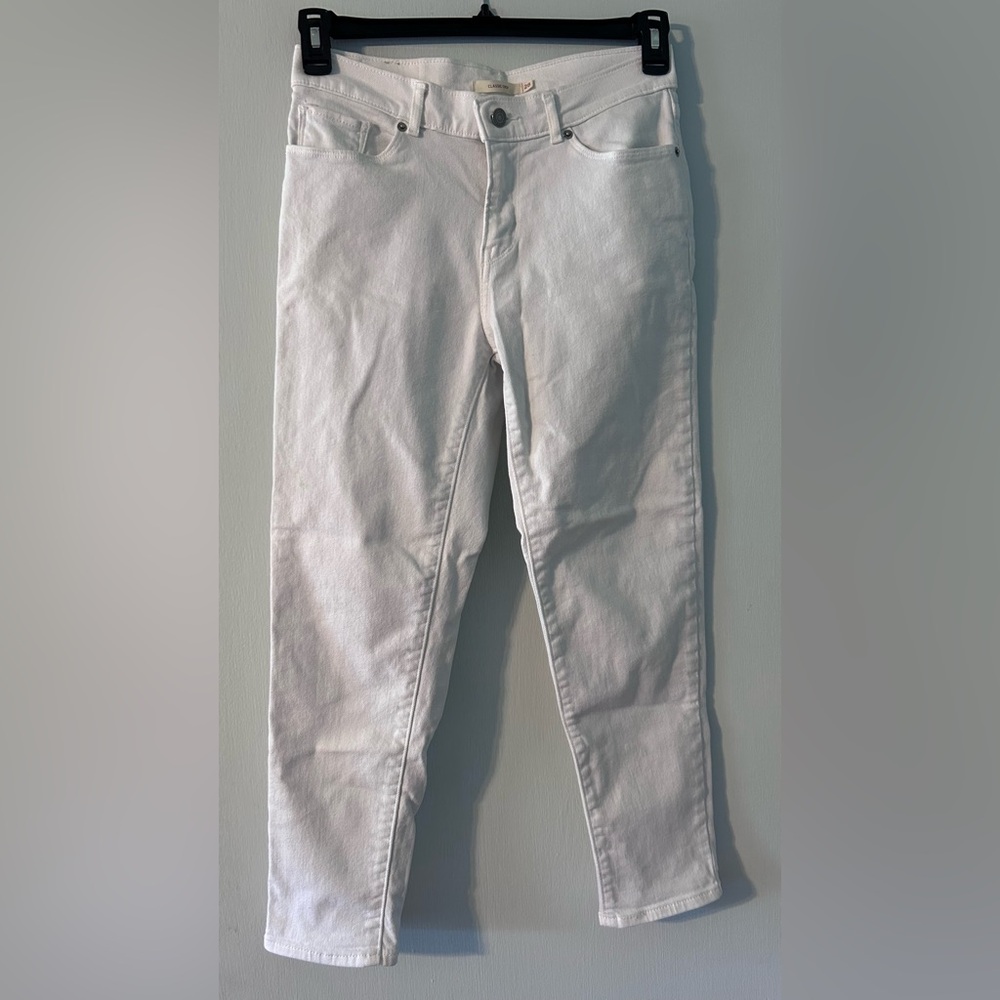 Women’s levi’s jeans.